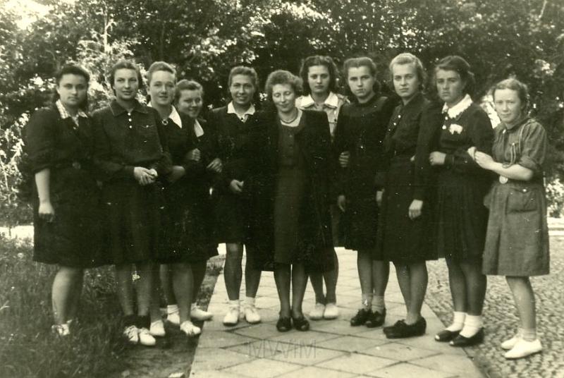KKE 2223.jpg - Fot. Grupowa. Żeńska klasa liceum lub gimnazjum. Na zdjęciu Łucja Żakiewicz, lata 40-te XX wieku.